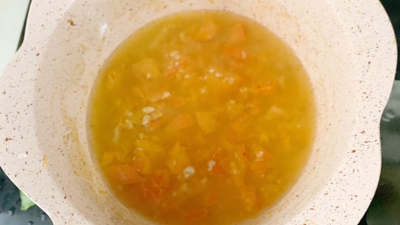 宝宝辅食:茄汁香菇猪肉疙瘩汤9M+,加入一大碗清水