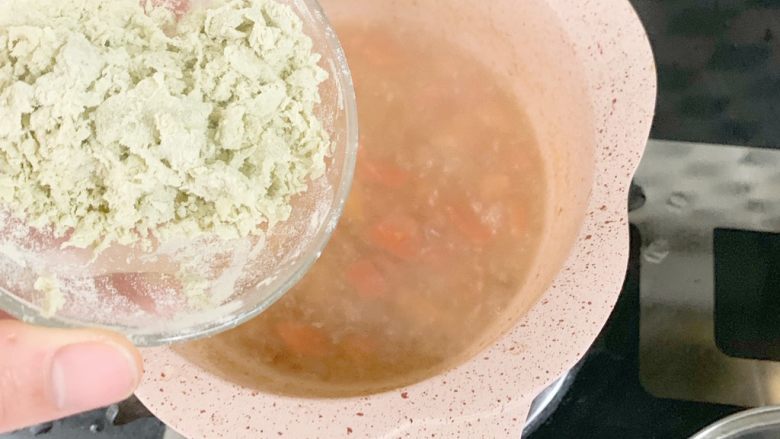 宝宝辅食:茄汁香菇猪肉疙瘩汤9M+,锅开后加入面絮,边加边用筷子在锅中花圈搅拌。