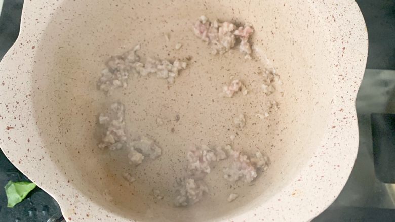 宝宝辅食:茄汁香菇猪肉疙瘩汤9M+,然后放入香菇猪肉碎翻炒出香味
