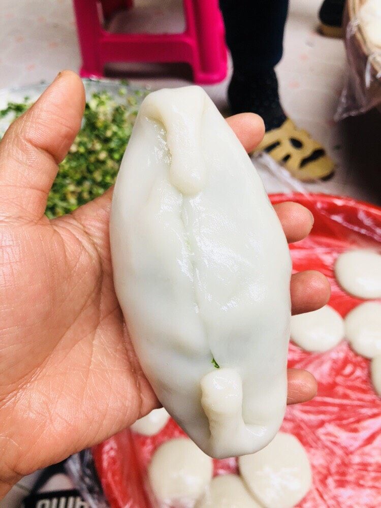 客家小吃:蒜苗粿(葫粄)➕菜头粄,两端拉长,轻轻折叠起来,整个粿呈两头尖,中间圆的状态。