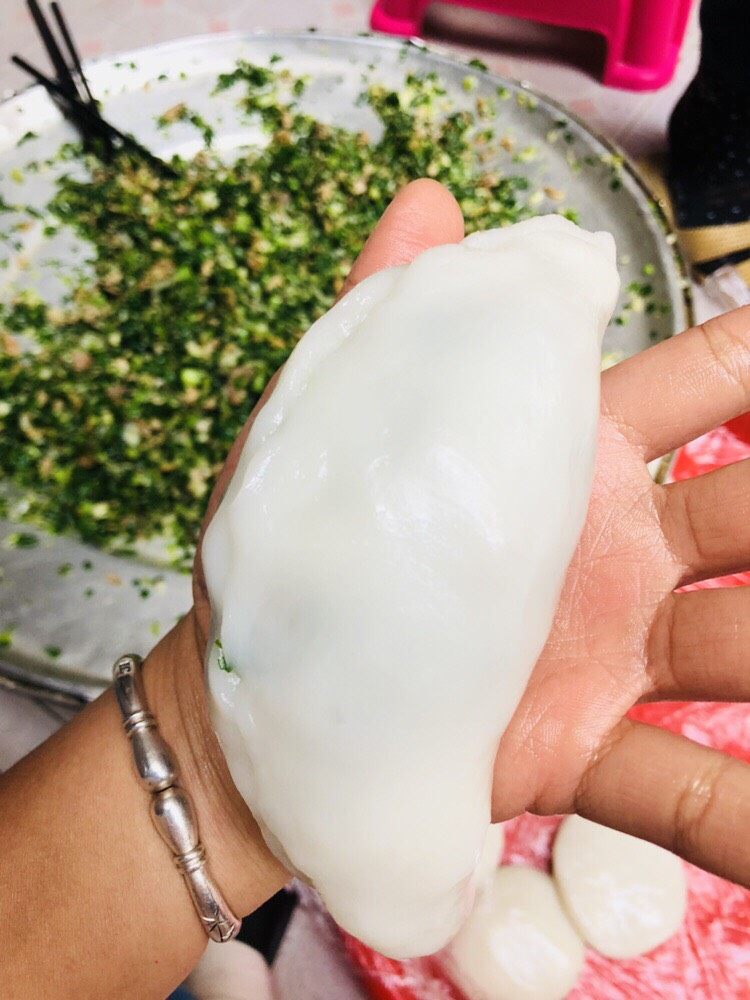 客家小吃:蒜苗粿(葫粄)➕菜头粄,像包饺子一样捏合