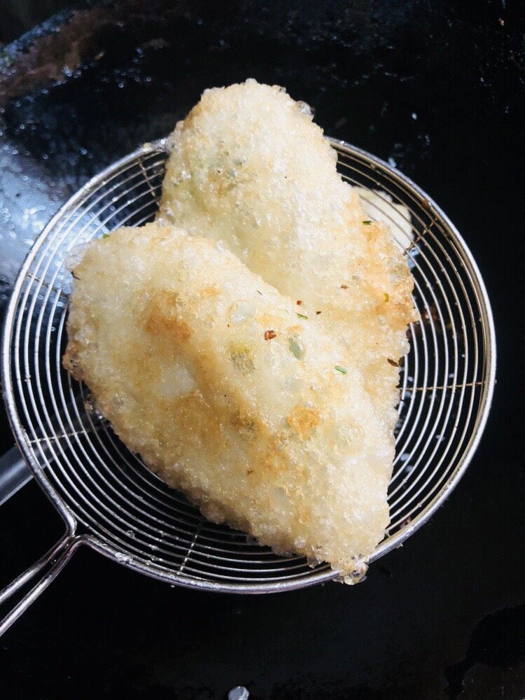 客家小吃:蒜苗粿(葫粄)➕菜头粄,油六成热,中小火,炸至金黄色即可。蒜苗粿里面的馅料颜色油绿,特别地香。菜头粿的馅料较之鲜甜。