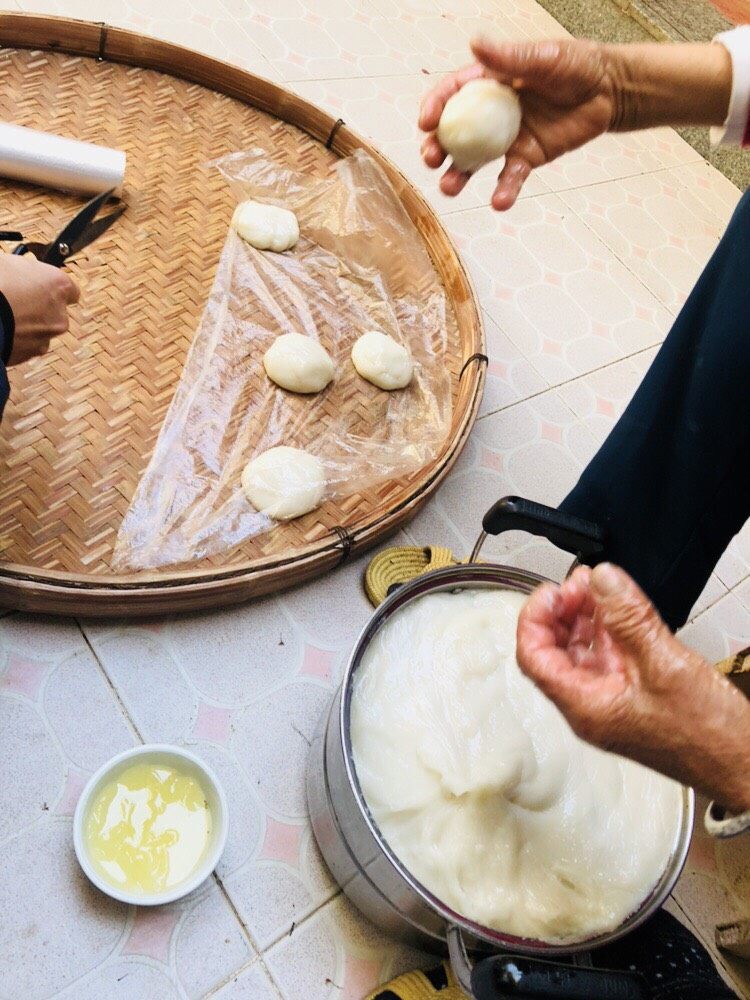 客家小吃:蒜苗粿(葫粄)➕菜头粄,一个个放好,防止粘连