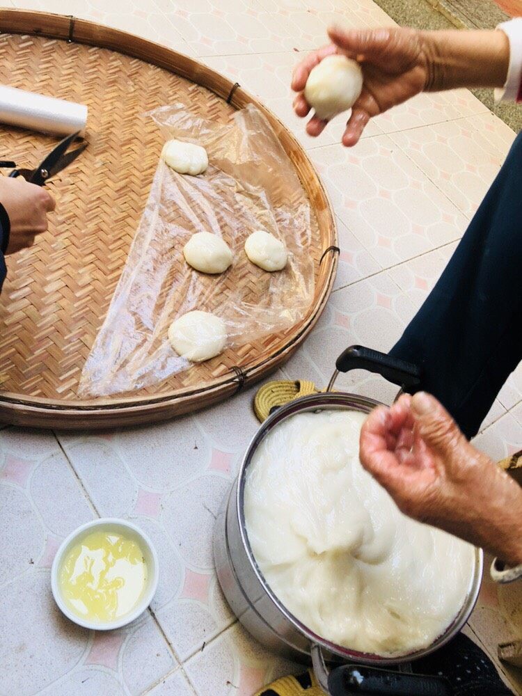 客家小吃：蒜苗粿（葫粄）➕菜头粄,一个个放好，防止粘连