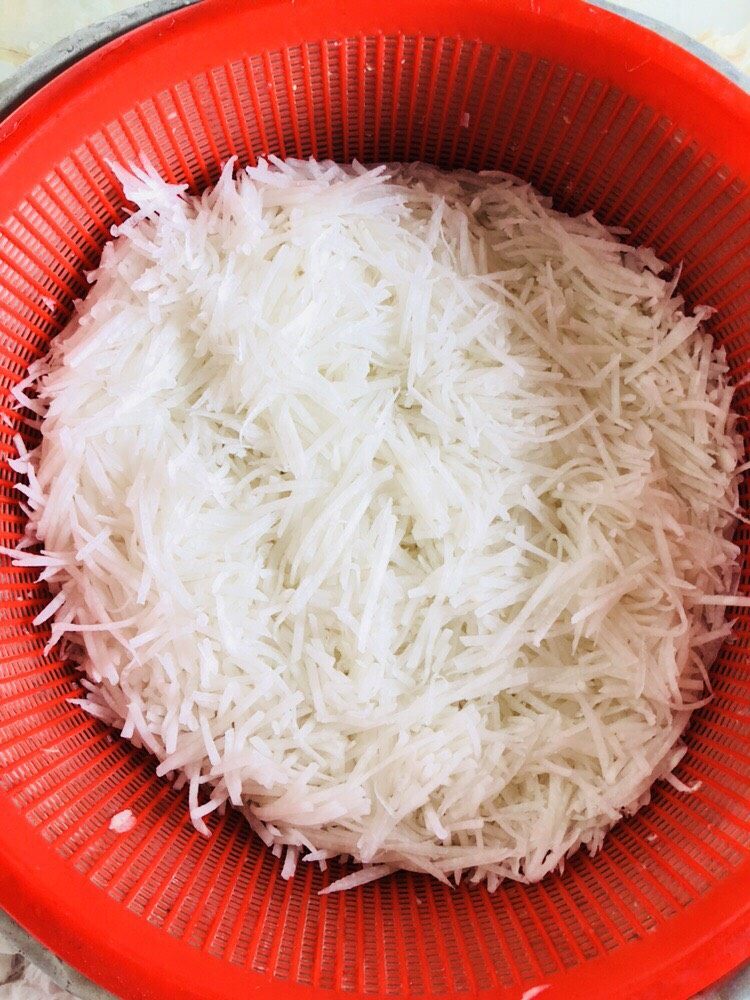 客家小吃:蒜苗粿(葫粄)➕菜头粄,擦成细丝