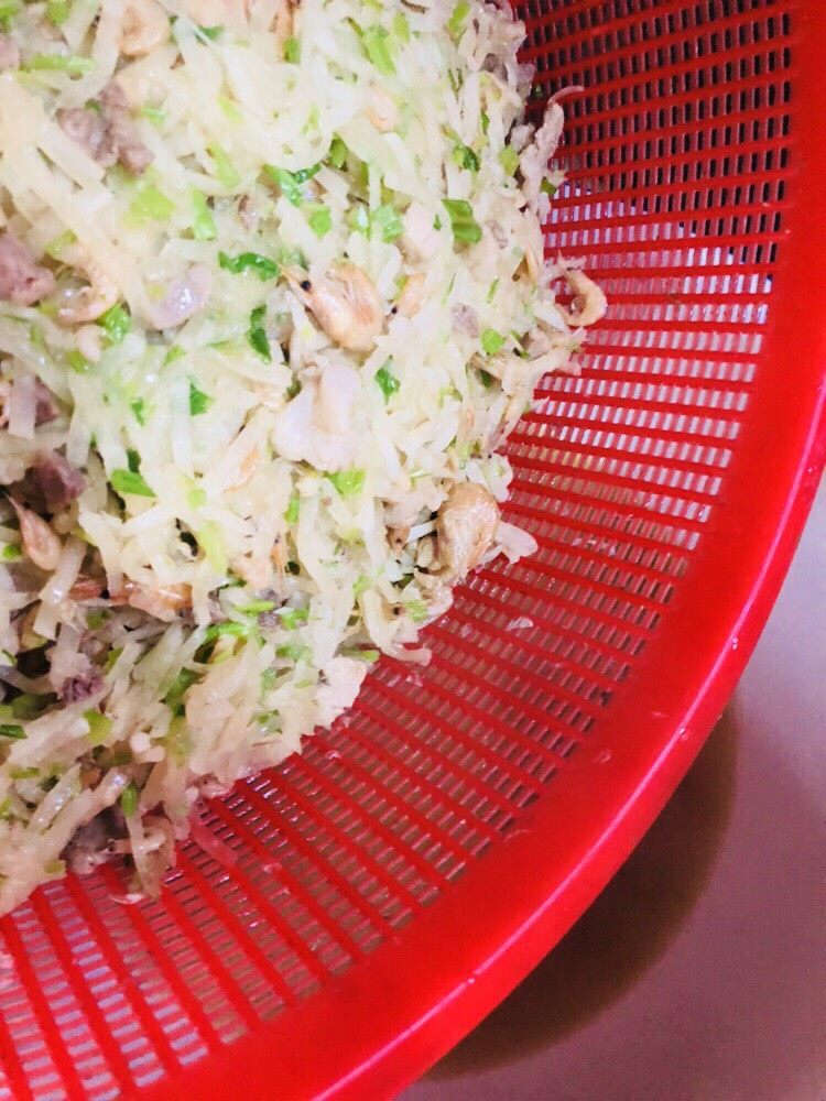 客家小吃:蒜苗粿(葫粄)➕菜头粄,沥去汤汁