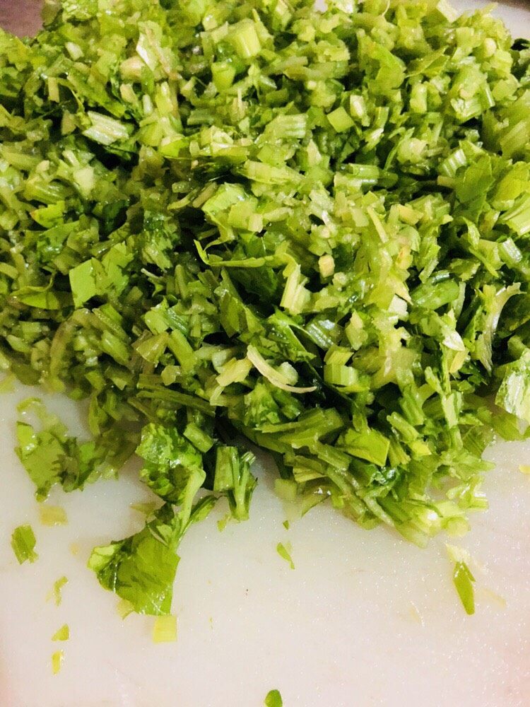 客家小吃:蒜苗粿(葫粄)➕菜头粄,芹菜茎杆拍碎,切成细末