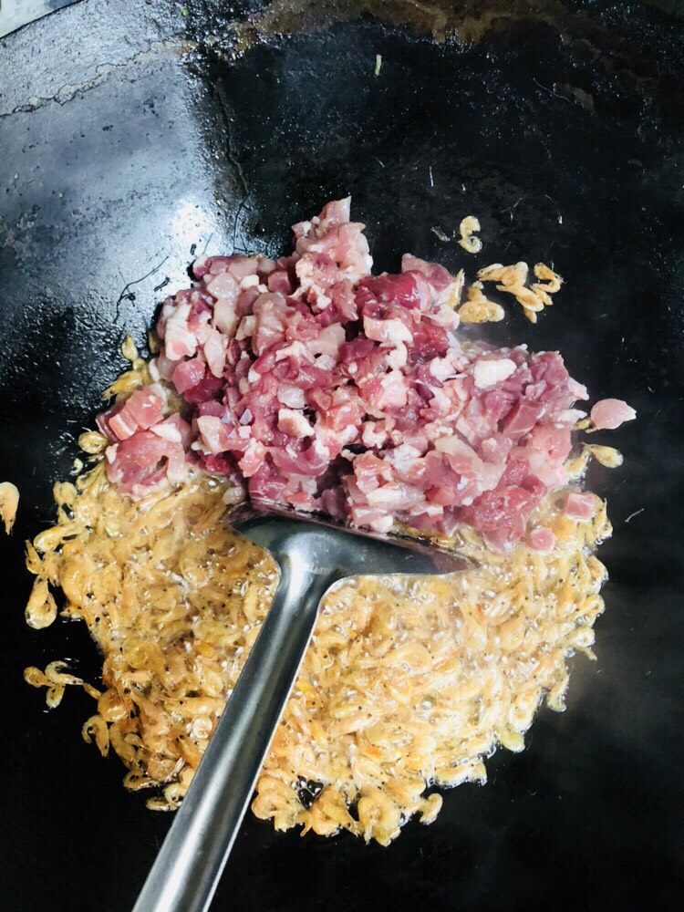 客家小吃:蒜苗粿(葫粄)➕菜头粄,加入猪肉丁炒熟