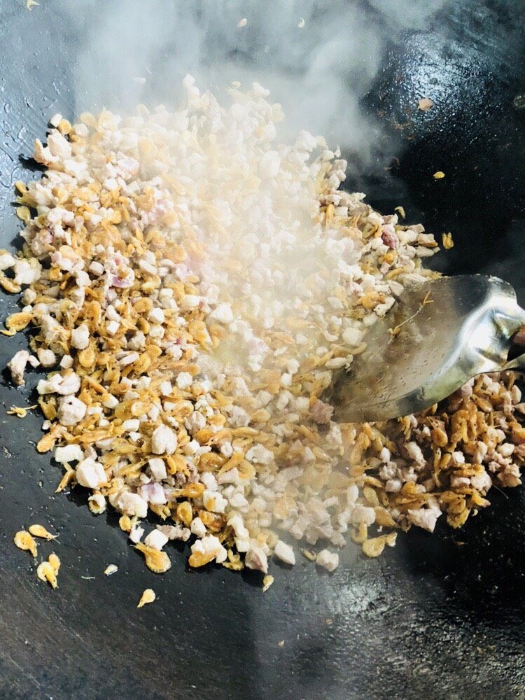 客家小吃:蒜苗粿(葫粄)➕菜头粄,翻炒均匀