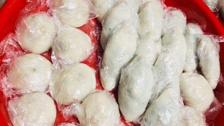 客家小吃:蒜苗粿(葫粄)➕菜头粄,圆形的是萝卜馅,把剂子用手搓成皮,包法类似包包子就可以了。
做好的粿可以用袋子装好,卫生且不易粘手,方便拿取。