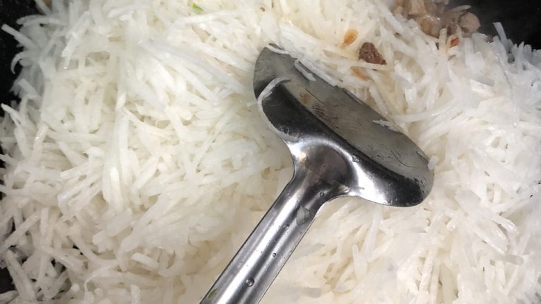 客家小吃:蒜苗粿(葫粄)➕菜头粄,加入萝卜翻炒均匀