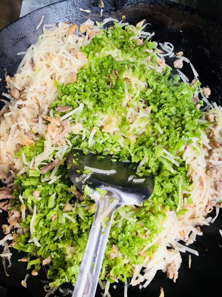 客家小吃:蒜苗粿(葫粄)➕菜头粄,萝卜炒断生后,加入芹菜末,翻炒均匀即可