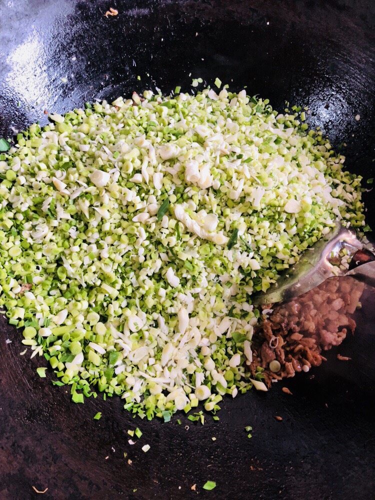 客家小吃:蒜苗粿(葫粄)➕菜头粄,加入蒜茎翻炒均匀