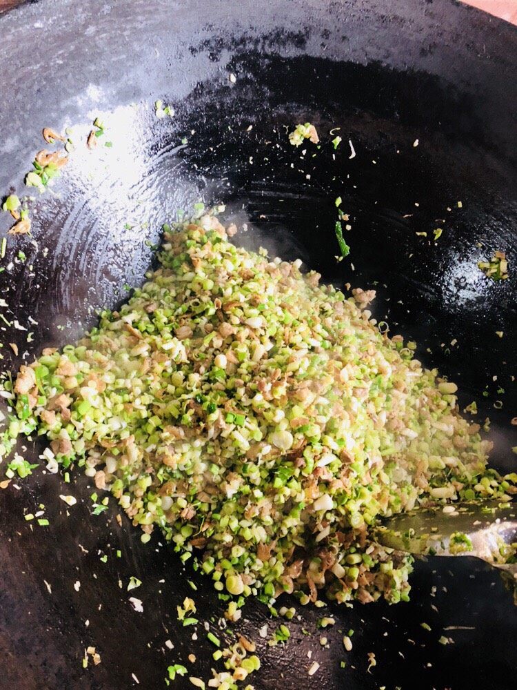 客家小吃:蒜苗粿(葫粄)➕菜头粄,大概炒成这样