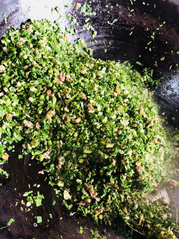 客家小吃:蒜苗粿(葫粄)➕菜头粄,开大火,加入蒜叶快速翻炒至蒜叶变色。这个就是要炒青,一旦蒜苗变黄色就不好吃。