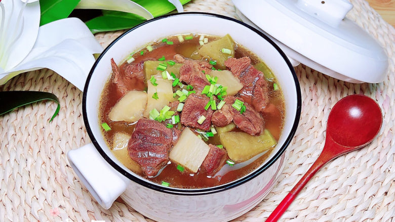牛腩萝卜汤,撒上点<a style='color:red;display:inline-block;' href='/shicai/ 3349'>蒜苗</a>,养生又健康!