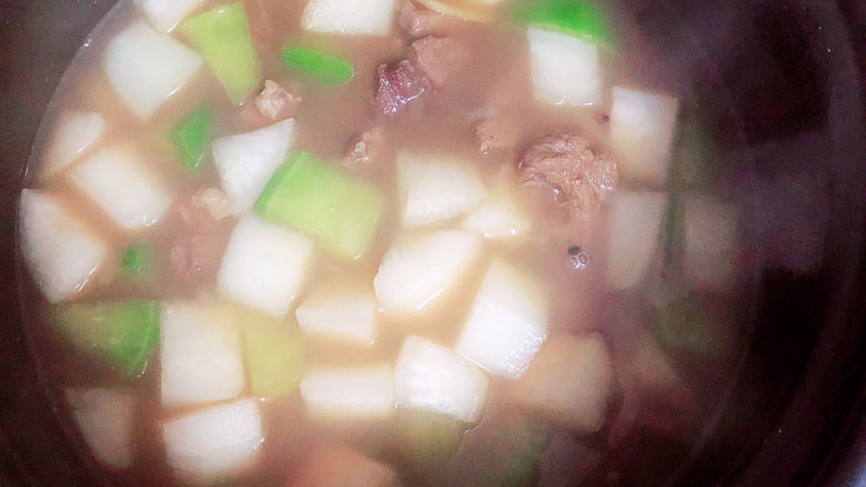 牛腩萝卜汤,将食材倒入高压锅中,选择牛肉键,45分钟即可压好了。