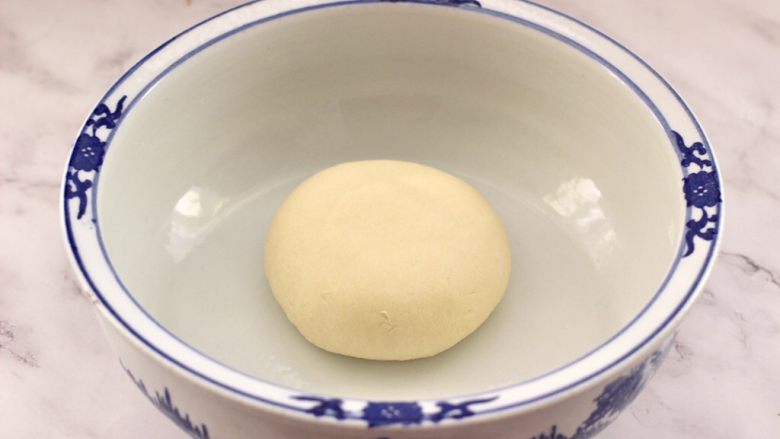肉丁金针菇鱿鱼饺子,慢慢加入清水和成光滑的面团,静置半个小时。