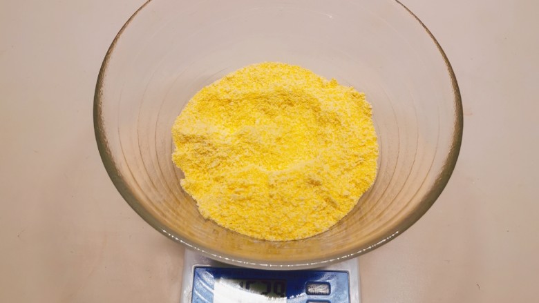 玉米面糊糊,称重 取150克玉米面 这个面粉量 一家三口足够了