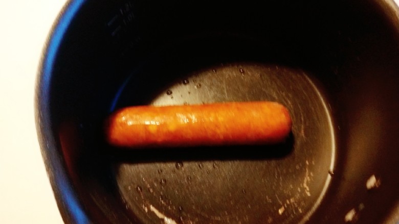 腊肠炒鸡蛋,腊肠一根,加入适量水煮10分钟。