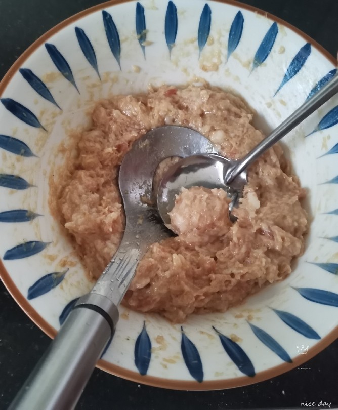 糖醋肉丸,用勺子将肉弄成圆形,个头不用太大