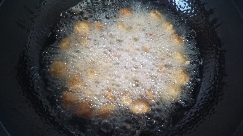 糖醋肉丸,开大火,倒入肉丸子复炸,十秒就捞出沥油