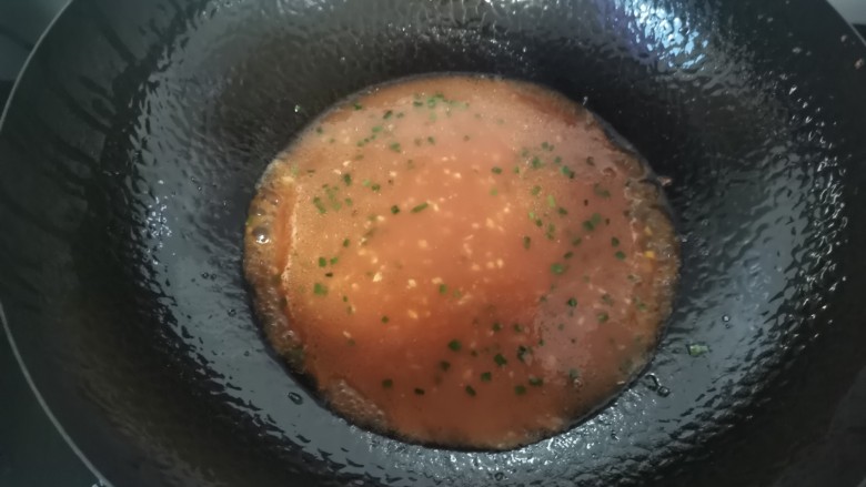 糖醋肉丸,锅留余油,放入姜末葱花爆香,倒入汤汁烧至粘稠