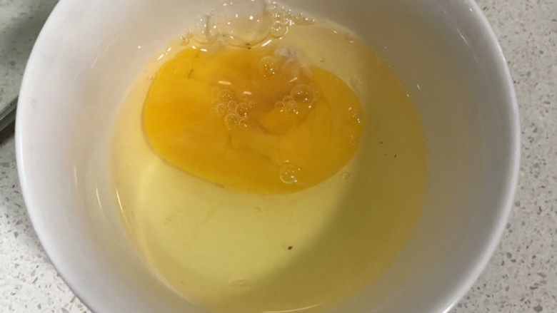 炸元宵,打一个鸡蛋,打成蛋液