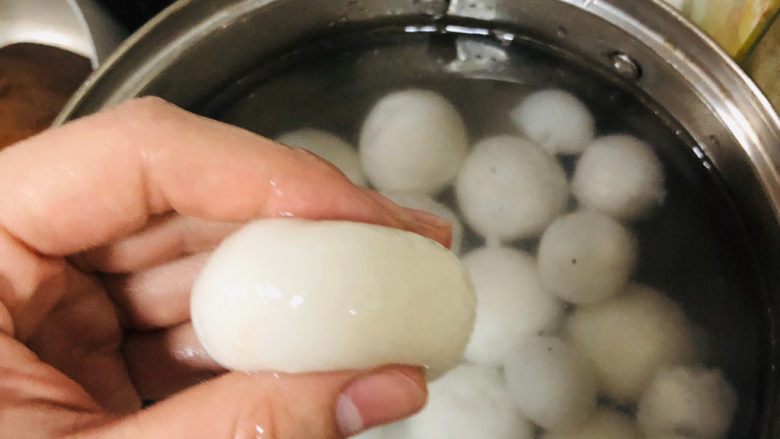 炸元宵,不要煮太软,稍微有点软就可以了,还要炸