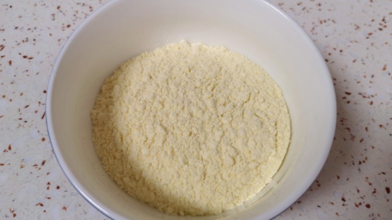 玉米面糊糊,准备好玉米饺子粉。