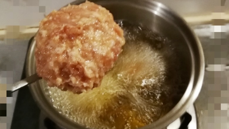 糖醋肉丸,也可以用两只勺子互倒的方式完成  