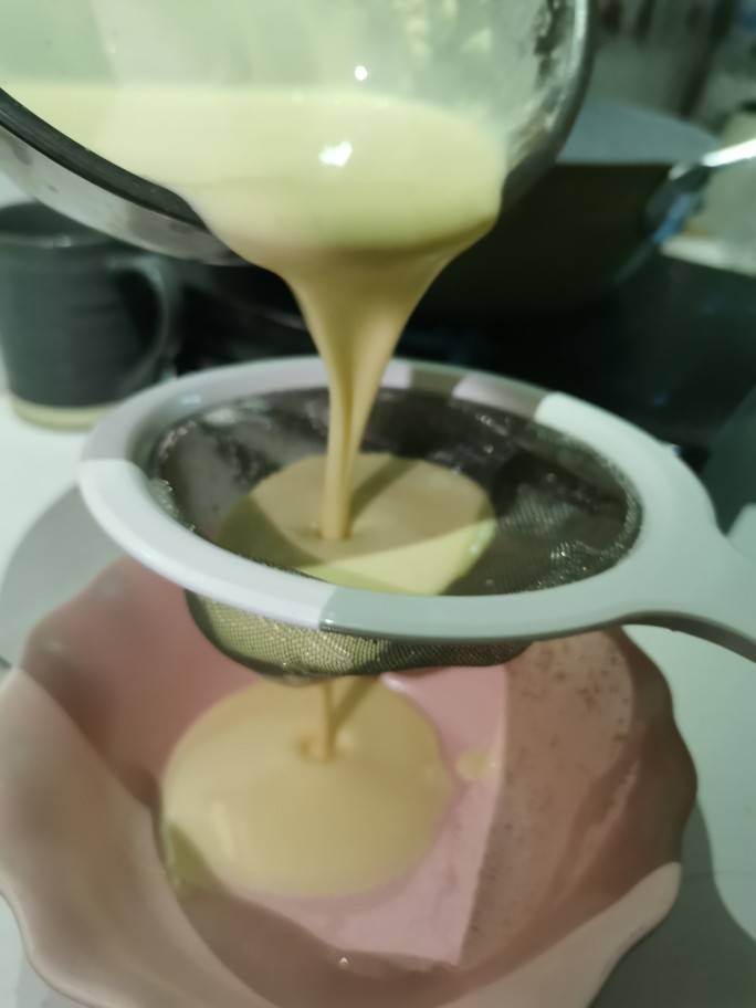 美味早餐鸡蛋饼,过筛,防止又没搅散的面粉颗粒