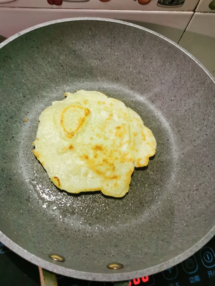 美味早餐鸡蛋饼,煎至金黄翻面煎另一面。