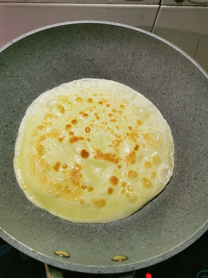 美味早餐鸡蛋饼,加点油,接着摊第二个,这个面粉糊量大概可以做2人份的。