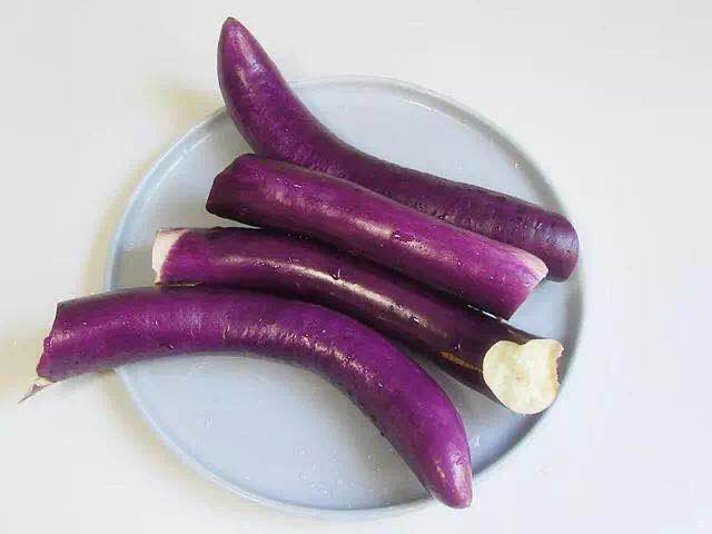 脆皮茄子,洗净,切块