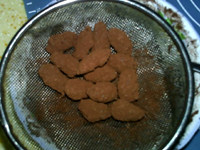可可杏仁豆,筛去浮粉,即可食用