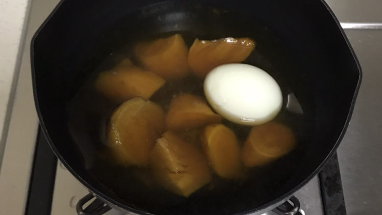 糖水鸡蛋,鸡蛋煮好后用冷水冲洗,去壳,和番薯糖水一起煮10分钟左右。