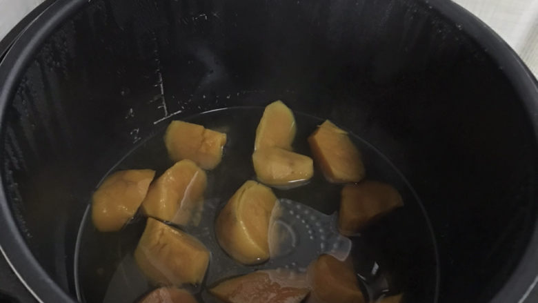 糖水鸡蛋,和片糖一起放进电饭煲,加适量清水,选择煮饭键或煲汤键。