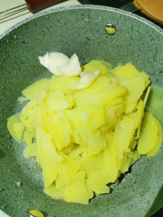 贵阳小吃洋芋粑,蒸熟后倒入盆里,趁热加<a style='color:red;display:inline-block;' href='/shicai/ 406'>猪油</a>使用你的无情铁手剁剁剁。