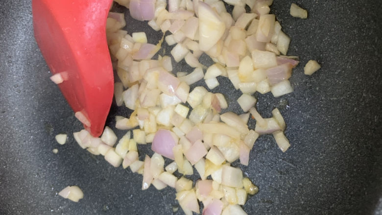 泡菜芝士鳗鱼炒饭,先下洋葱煸炒,炒出香味