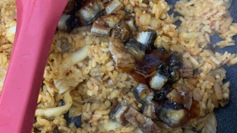 泡菜芝士鳗鱼炒饭,烤鳗改刀切成鳗鱼粒,放入炒饭中
