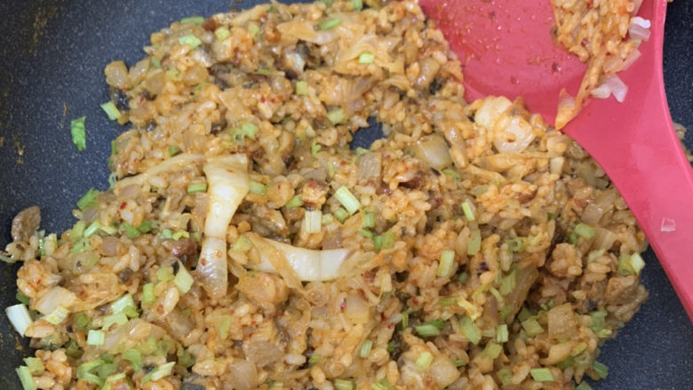 泡菜芝士鳗鱼炒饭,将芝士炒至融化揉合进饭里,好象