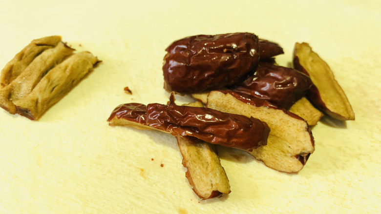 白果炖鸡,三个<a style='color:red;display:inline-block;' href='/shicai/ 2470'>红枣</a>去核;