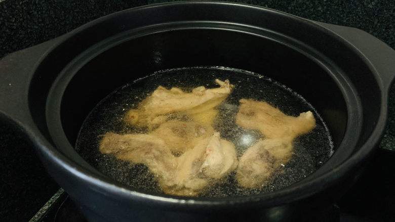 白果炖鸡,加清水;