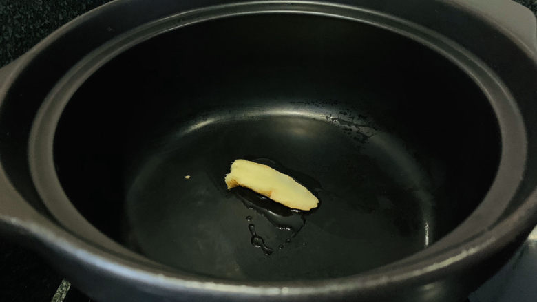 白果炖鸡,砂锅加少许油和一片姜;