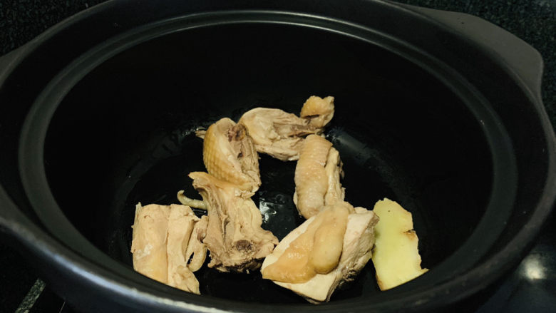 白果炖鸡,倒入鸡肉炒香;