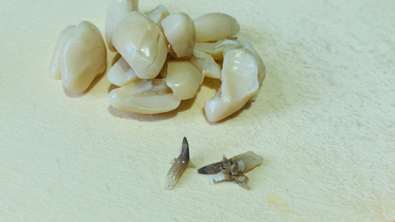白果炖鸡,留白果,芯不用;