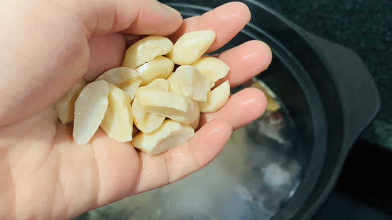 白果炖鸡,加浸泡好的白果;