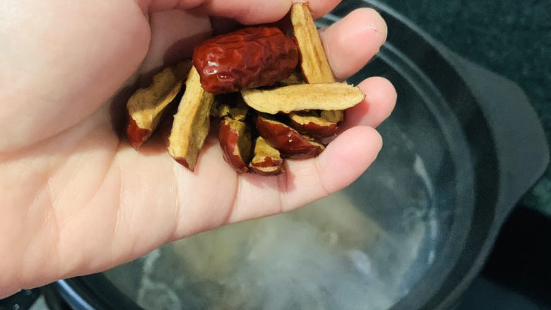白果炖鸡,加红枣,