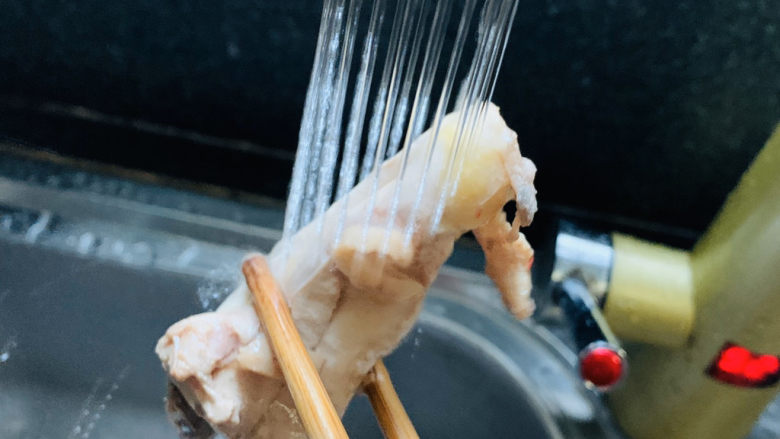 白果炖鸡,捞出沸水,用清水冲洗;